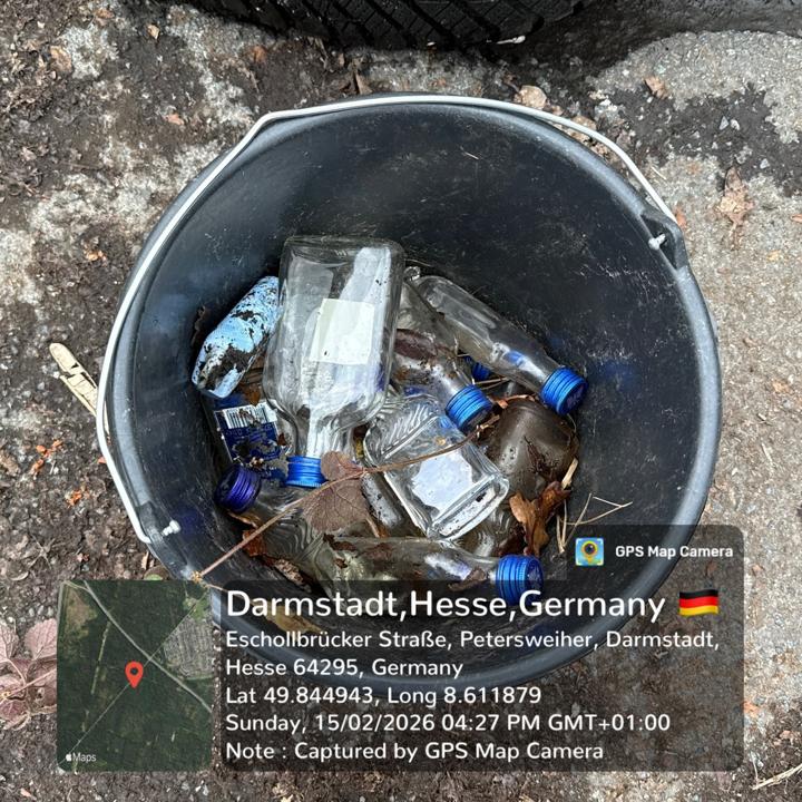 Einiger der Schnapsflaschen, die wir gefunden haben, in einem Eimer.