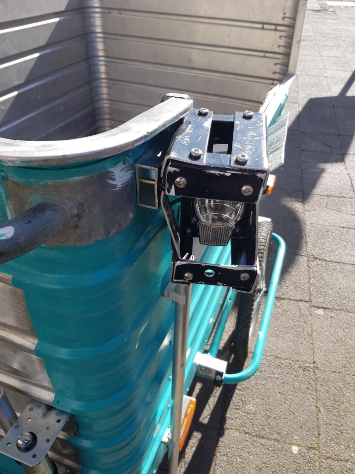 Der Schutzkaefig der Frontlampe ist durch den Aufprall verbogen.