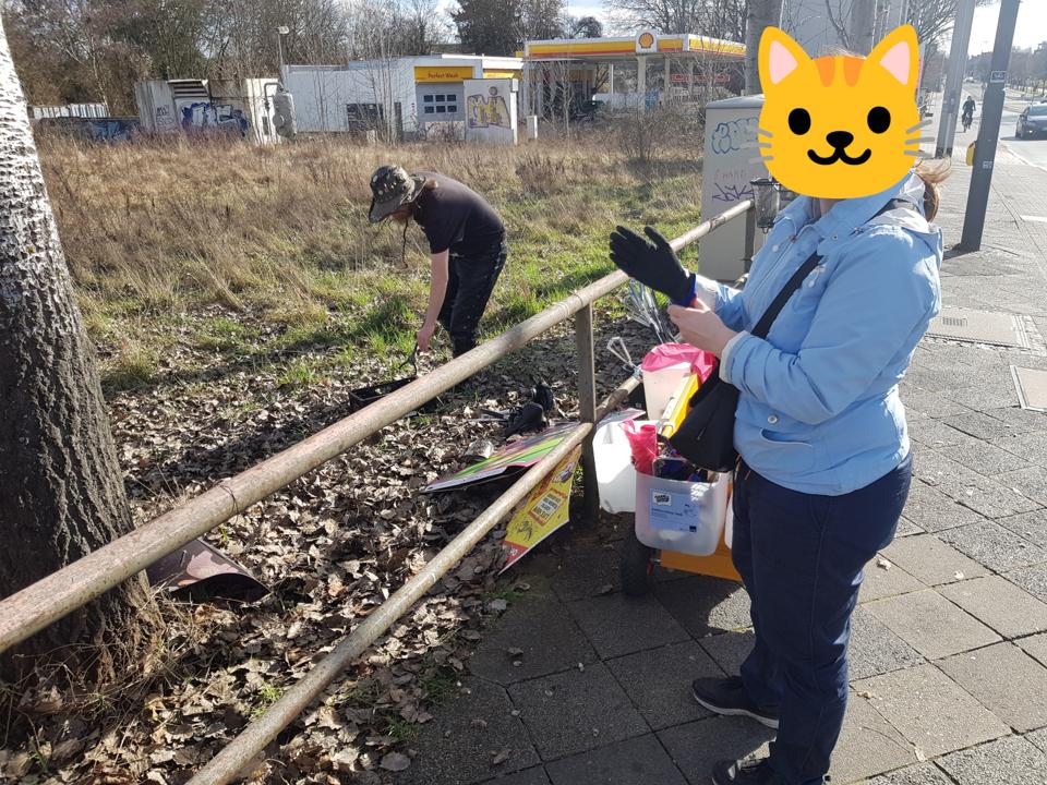 Kiara macht sich zum Muellsammeln bereit.