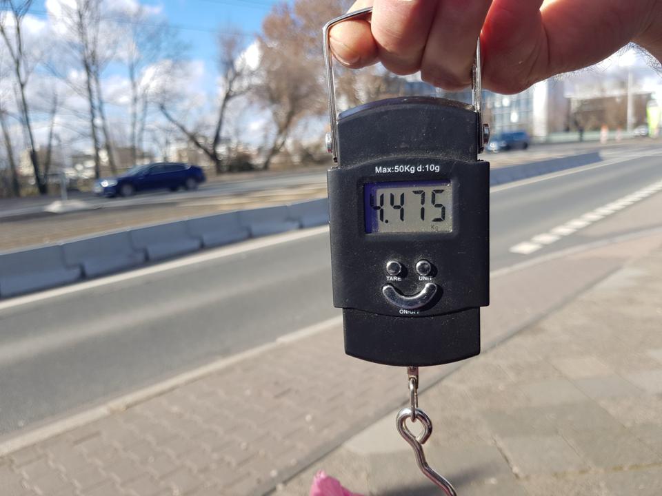 Der erste gefuellte Sack wird schon gewogen.