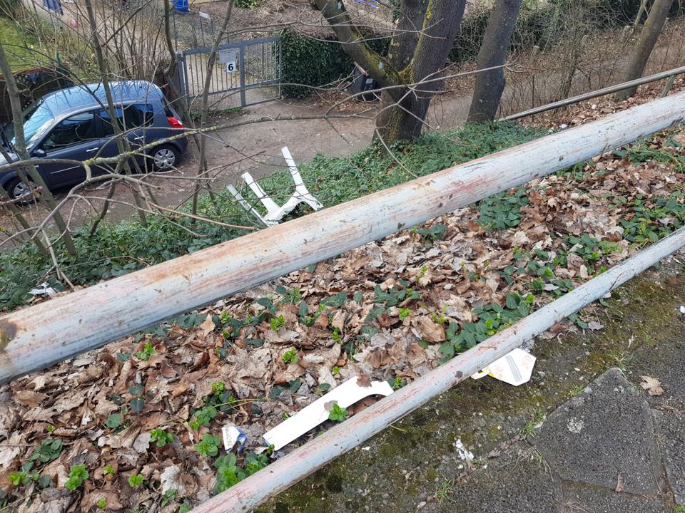 Blick den hAng hinunter, sieht man Muell.