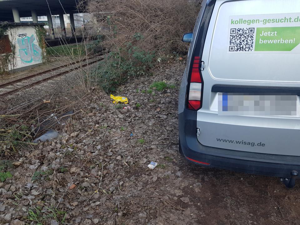 Wisag-Auto neben dem Muell.