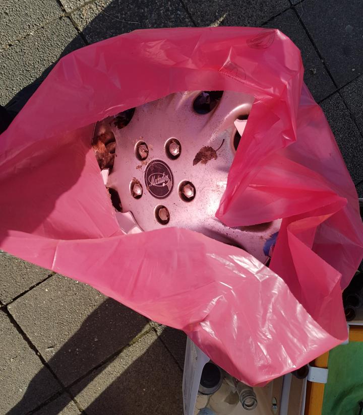 Radkappe eingetuetet.