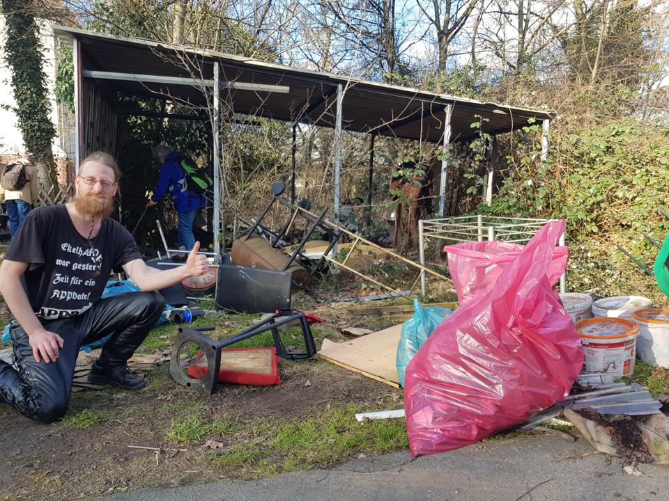 Dr. Dee zeigt ein sarkastisches "Daumen hoch"