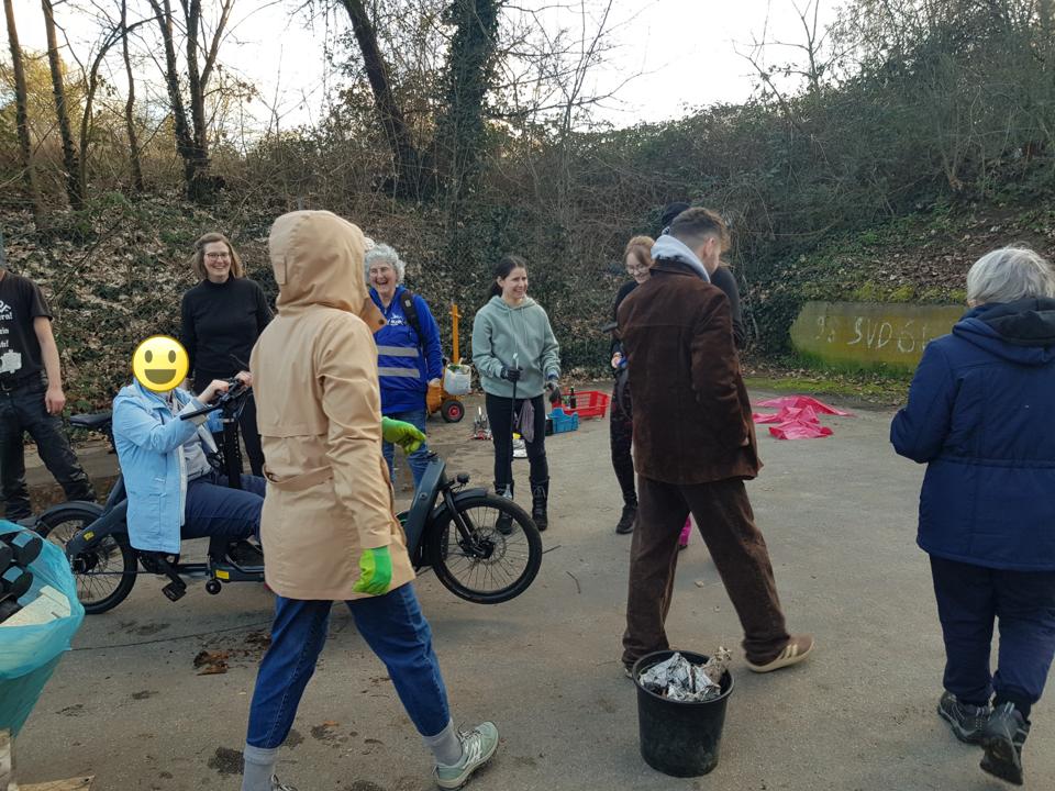 Die Gruppe sammelt sich fuers Gruppenbild