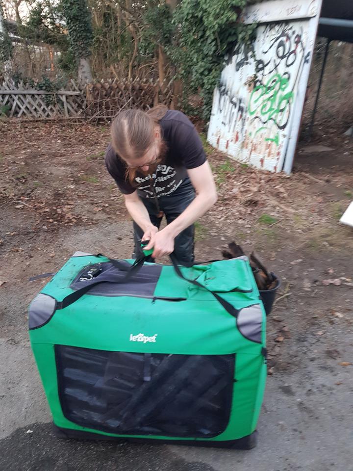 Dr. Dee macht sich bereit, die Wellplatten mit der Box zu wiegen