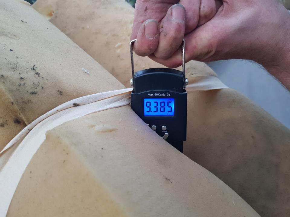 Waage an dubiosem Gegenstand