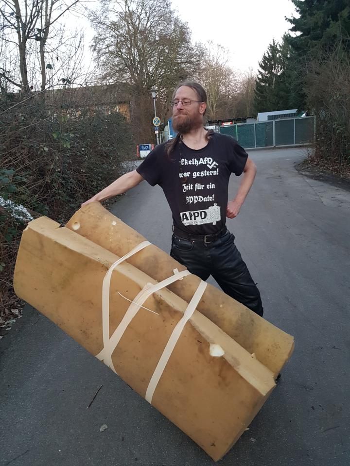 Dr. Dee stolz mit seiner Rolle.