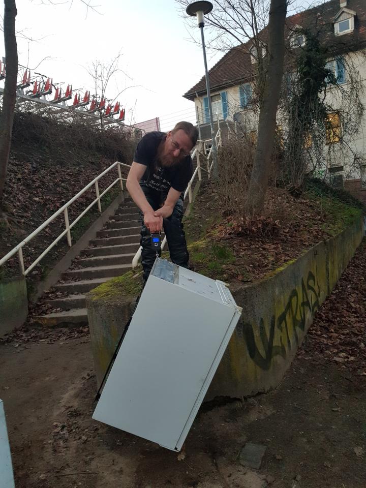 Kuehlschraenke wiegen ist eine eigene Herausforderung.
