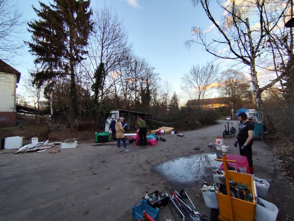 Uebersicht, nicht mehr viel Muell liegt herum.