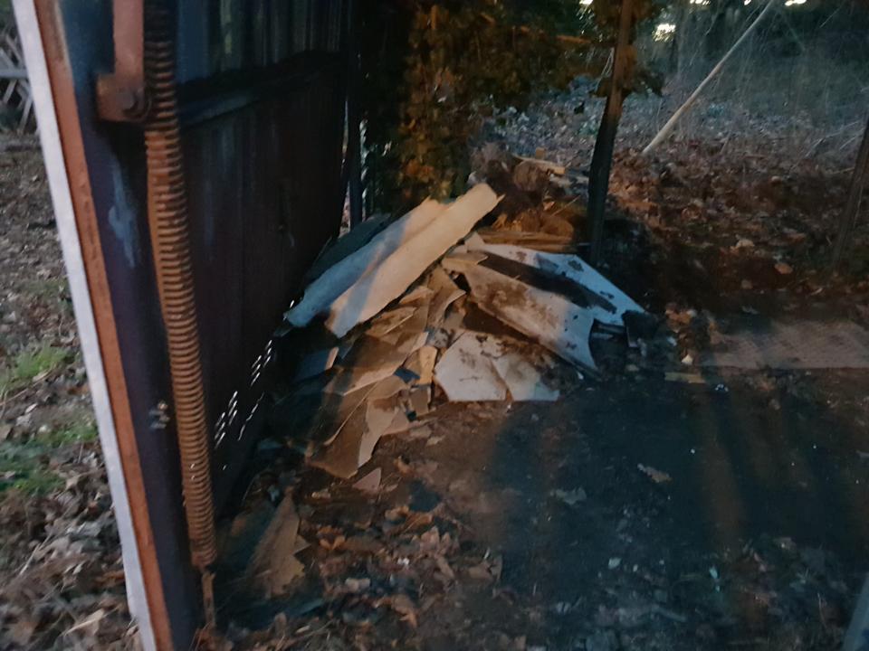 Asbestplatten auf einem Haufen