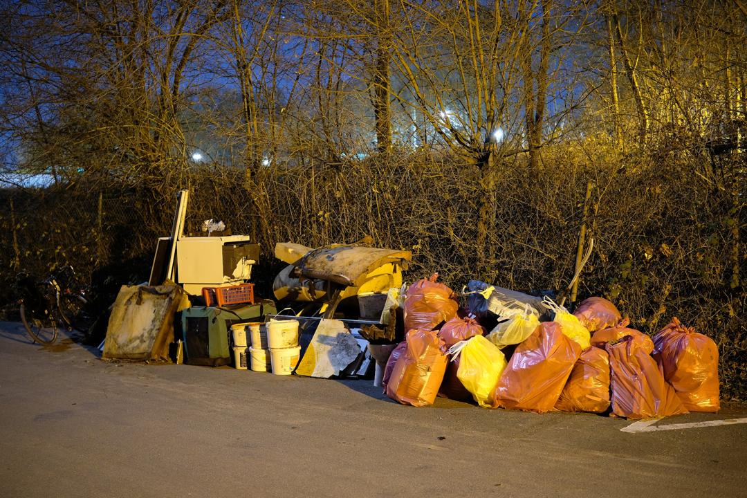 Muellhaufen, Fahrrad daneben zur Groesseneinschaetzung.