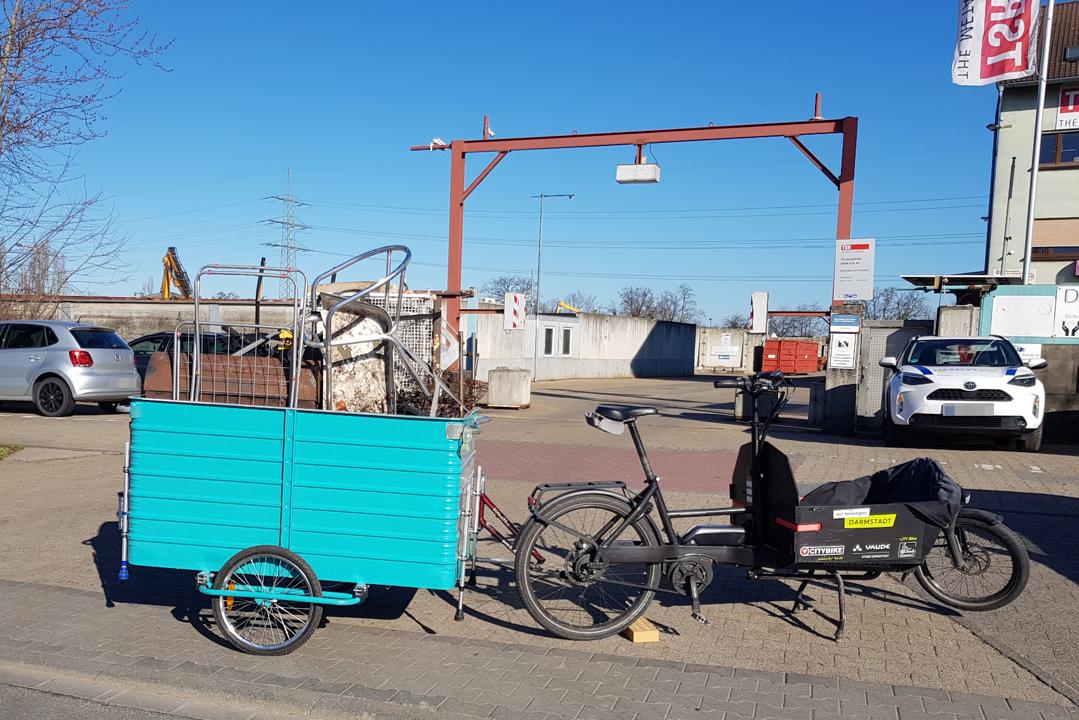 City-Biker mit Ploggenom 3 vollbeladen vor dem Betriebshof des Altmetallhaendlers.