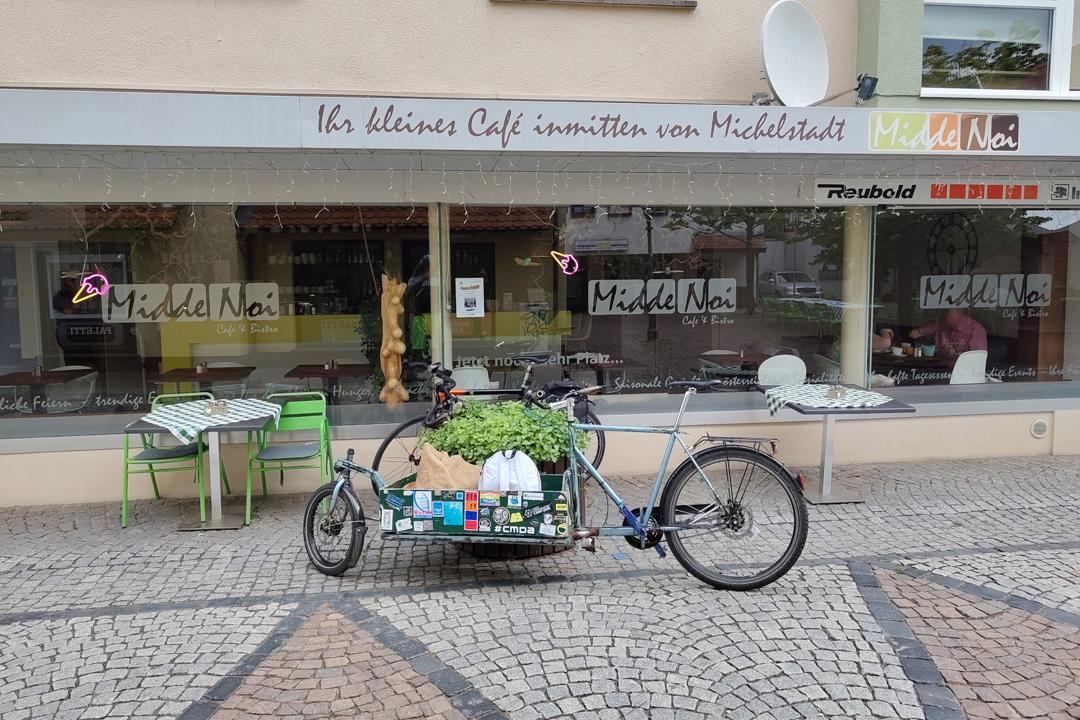 Raeder vor dem Café MiddeNoi