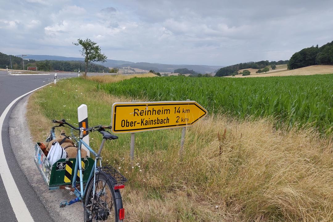 Lastenrad an der Kreuzung auf dem Bergruecken