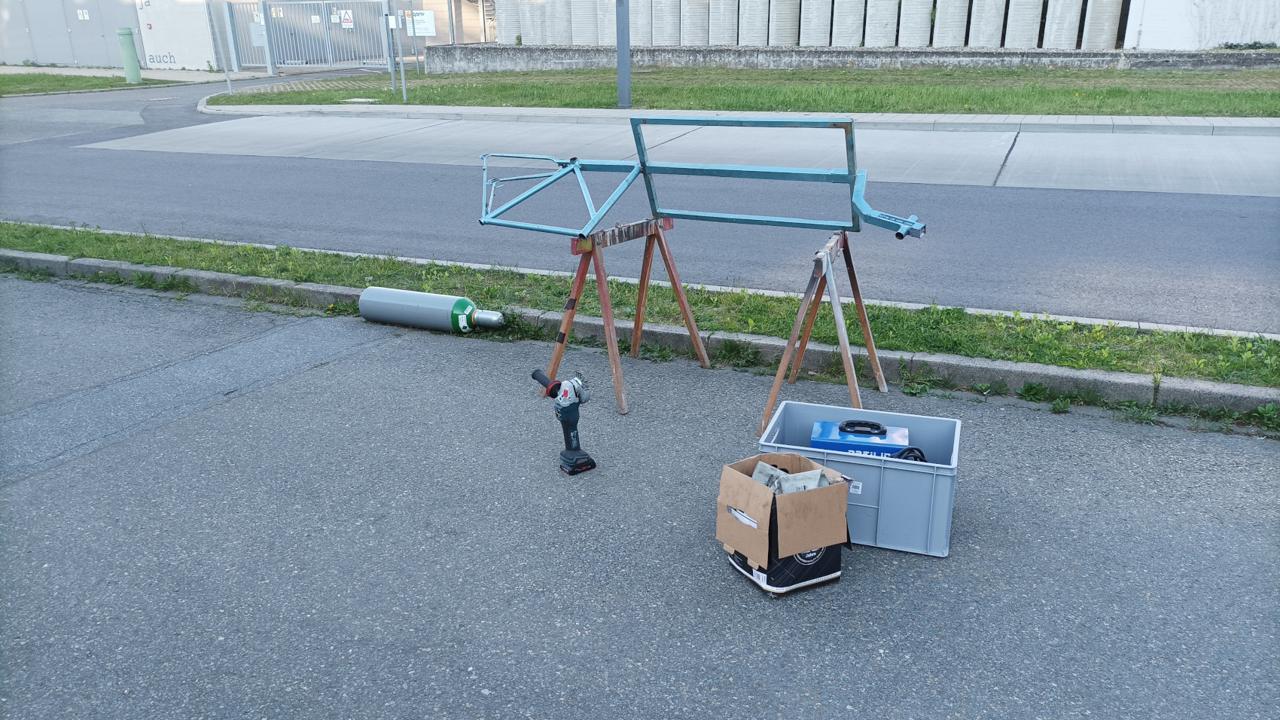 Rahmen auf zwei Boecken aufliegend mit Flex im Vordergrund