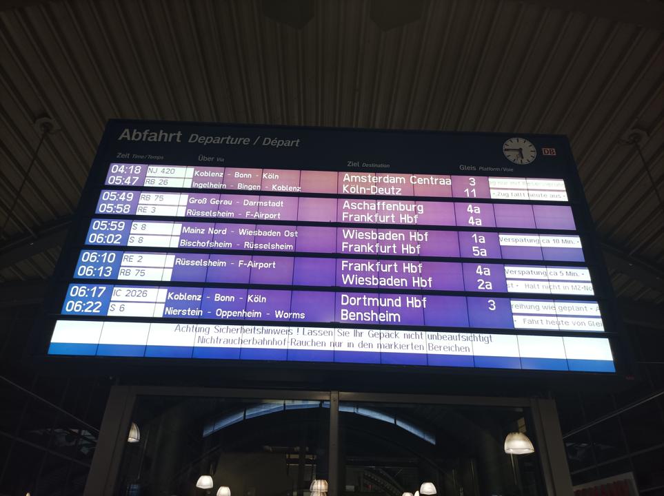 Bild der Anzeigetafel am Hbf Mainz