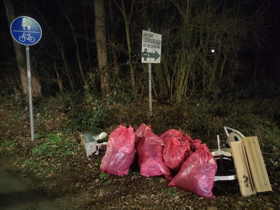 Muellhaufen in der Naehe der Haltestelle Marienhoehe