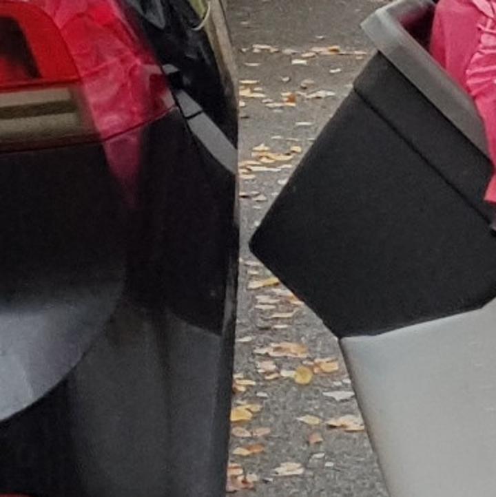 Abstand zwischen Fahrzeug und Waste-Buster hereingezoomt.