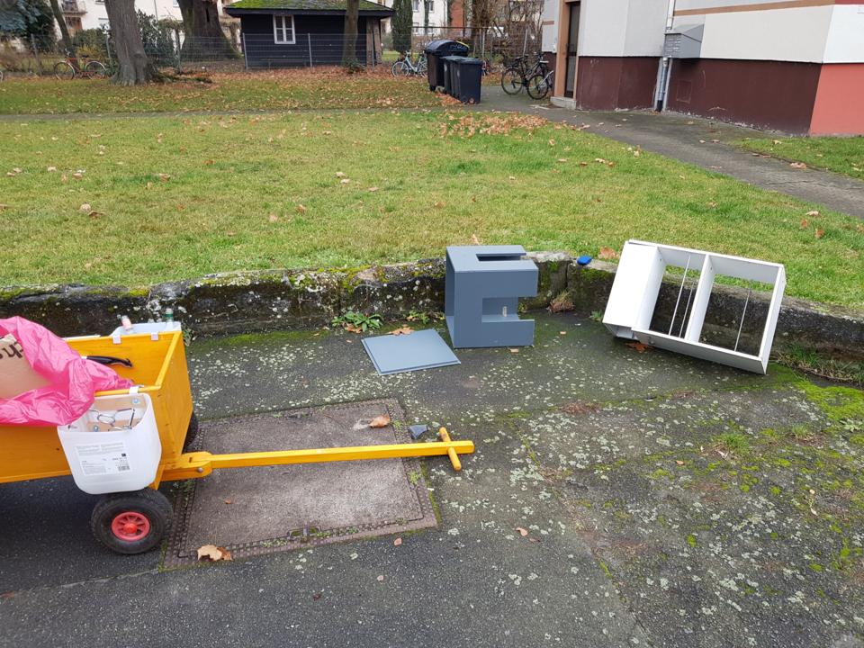 Sperrmuell abgelegt.