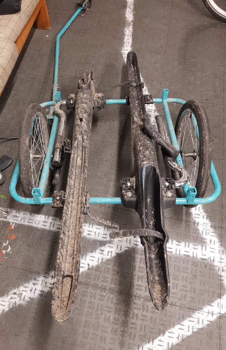 Verschmnutzter Anhaenger im zwanzig°