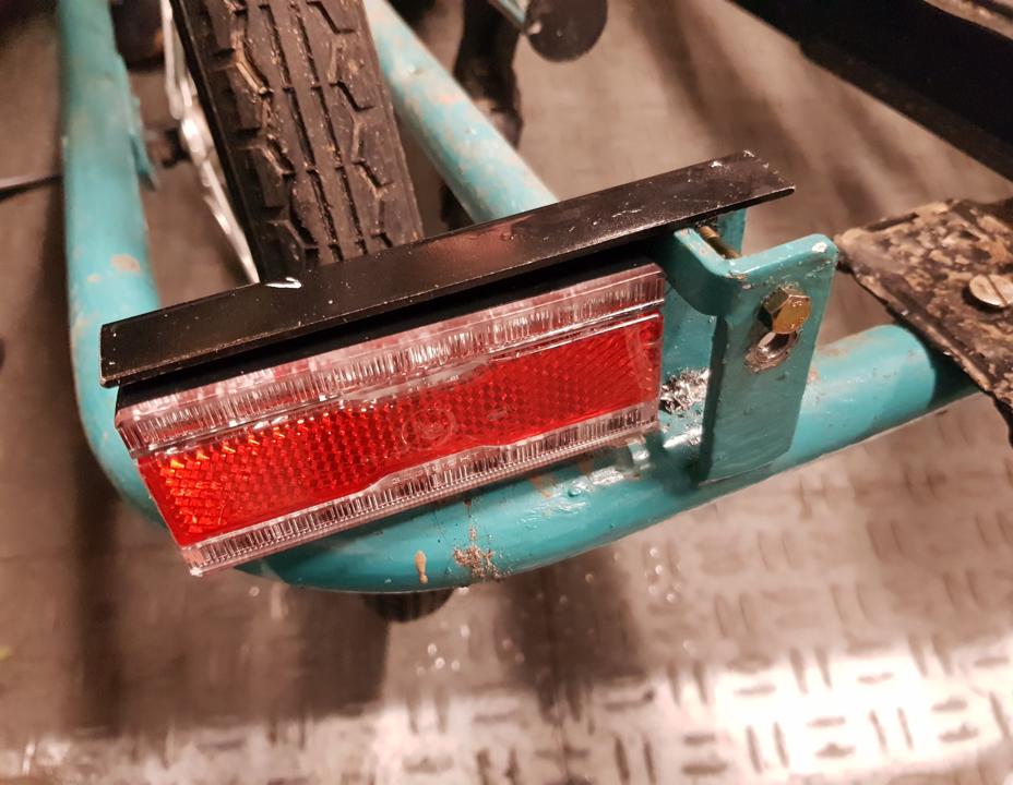 Ruecklicht mit Winkel am Anhaenger befestigt.