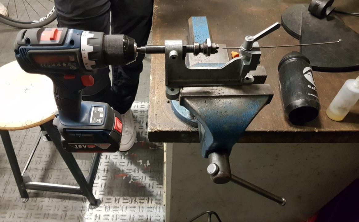 Speiche im Gewindewalzgeraet eingespannt