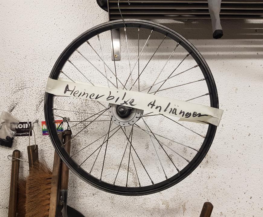 Fertiges Laufrad haengt im zwanzig°