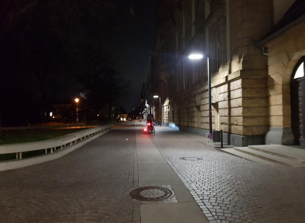 Lastenrad, das den Anhaenger in der Dunkelheit zieht.