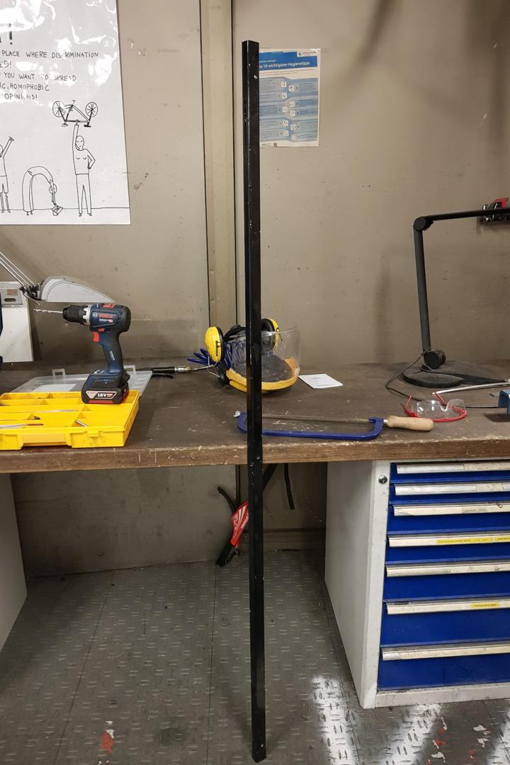 Aluprofil lehnt an einer Werkbank.