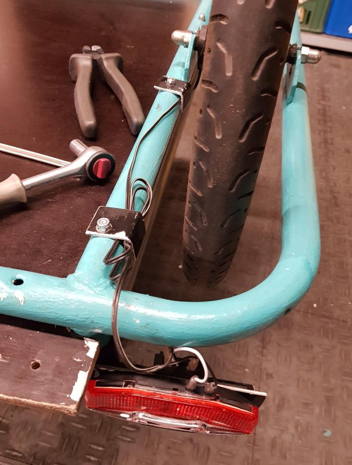 Fracht-Flunder kopfueber, Ueberspannungsschutz angeschlossen und verkabelt.