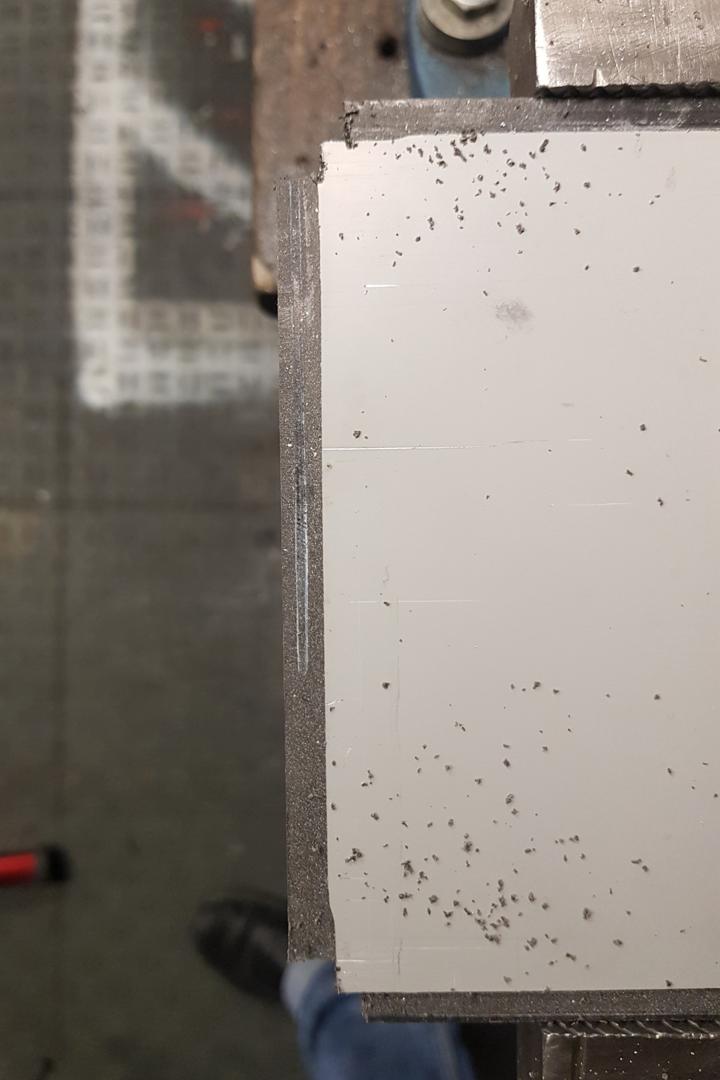 Ecken der Dibond-Platte werden angepasst.