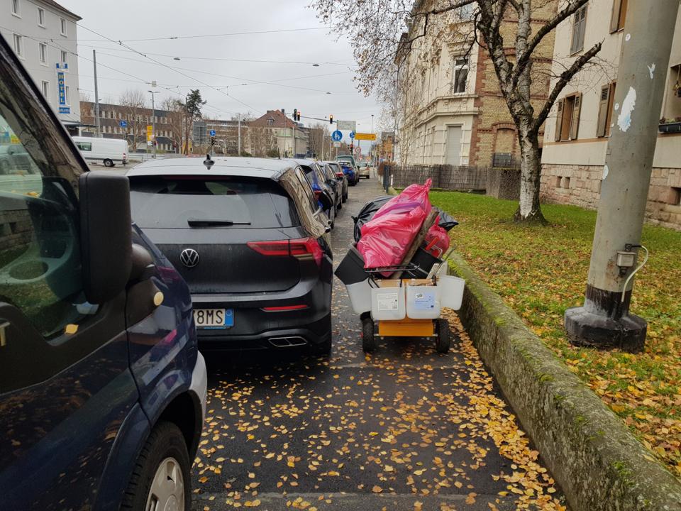Waste-Buster an einer sehr engen Stelle, nur Millimeter vom Auto entfernt.