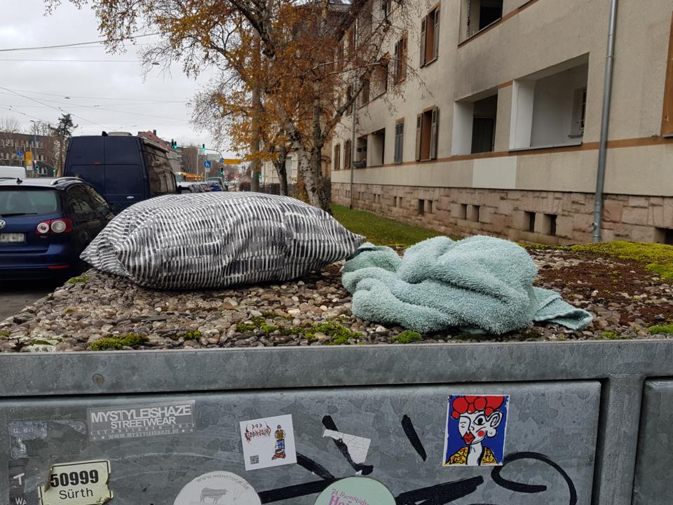 Sachen zu verschenken, mittlerweile gammlig.