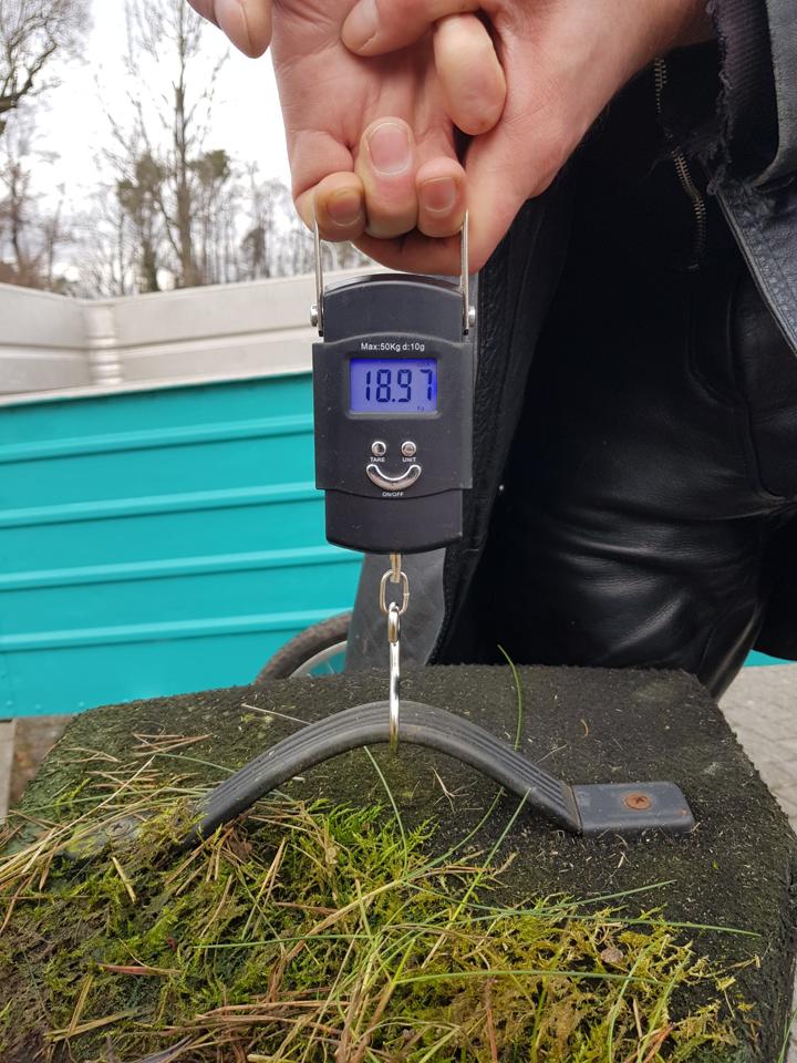 Lautsprecher an der Kofferwaage.