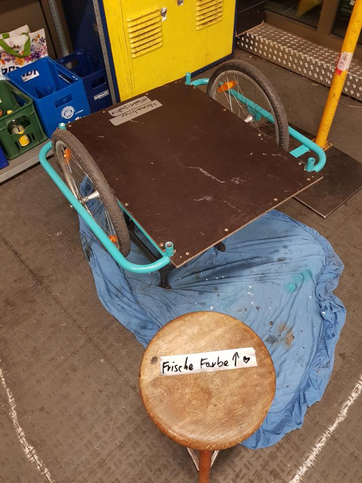Rahmen mit frischer Farbe trocknet im zwanzig°.