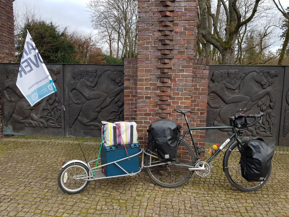 Bob Yak am Intec angehaengt, beladen mit L-Boxx und Kuehltasche