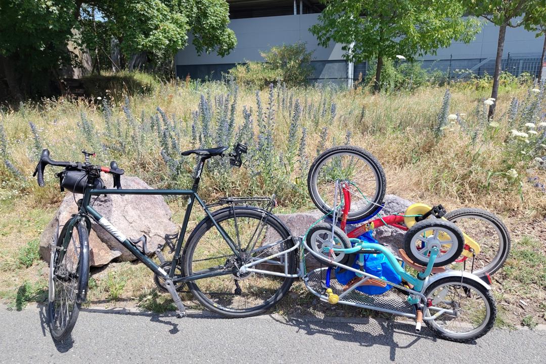 Aufgeladene Kinderspendenraeder auf dem Bob Yak, angehaengt am Intec.