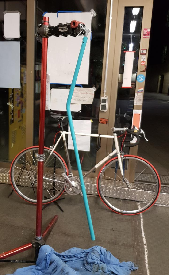 Deichsel lackiert.
