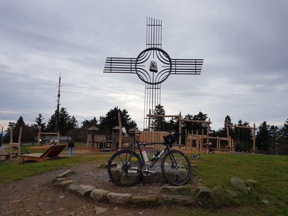 Rad am Gipfelkreuz angelehnt auf dem Großen Feldberg